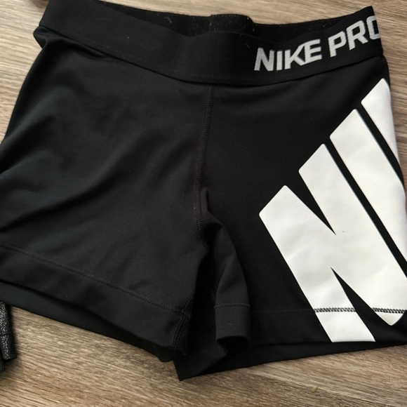 Nike shorts (women) - Picture 2 of 2